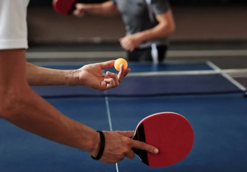 Thuật ngữ Serve mô tả tình huống giao bóng mở đầu trong bóng bàn