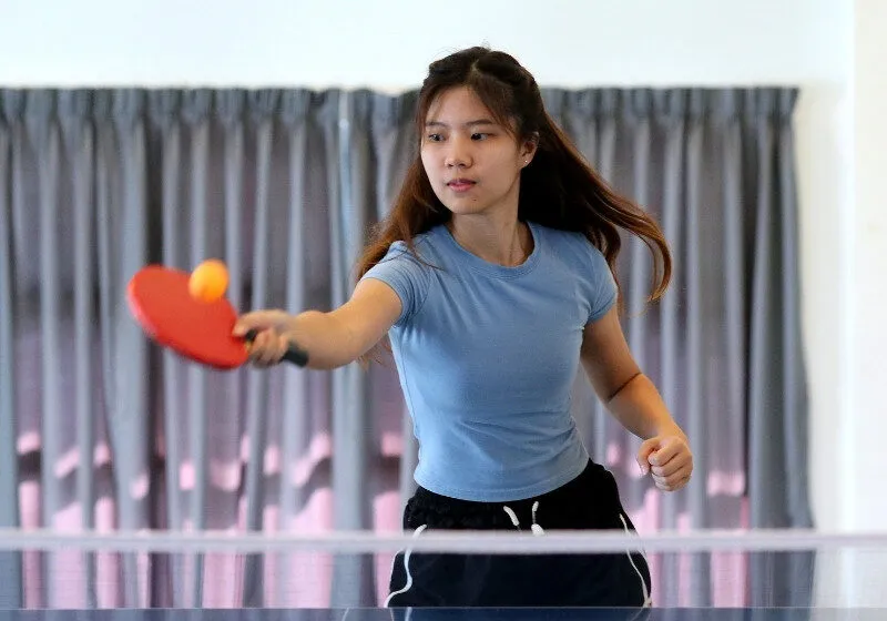 Nên vệ sinh vợt bóng bàn sạch sẽ sau mỗi lần chơi