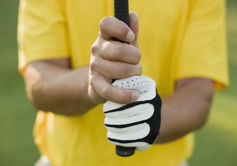 Cầm gậy golf kiểu Overlapping Grip