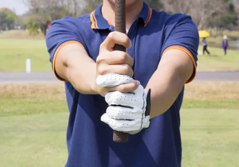 Cầm gậy golf kiểu Interlocking Grip