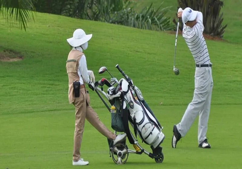 Caddy chịu trách nhiệm bảo quản dụng cụ golf