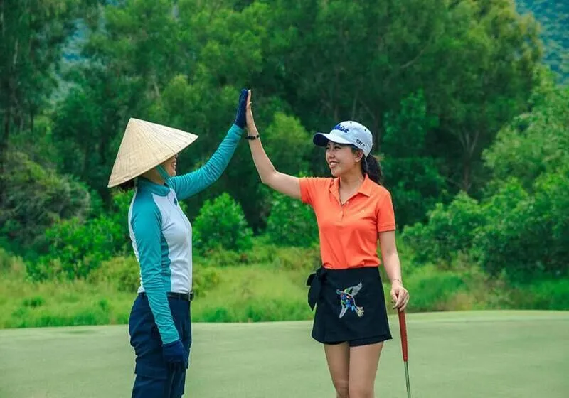 Nghề caddy golf cần sự cẩn thận và chu đáo