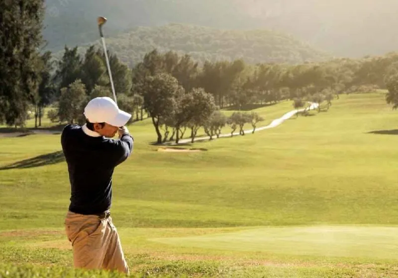 Golfer nên bắt đầu bằng việc tập với từng loại gậy, ghi nhận khoảng cách bay trung bình và phạm vi dao động