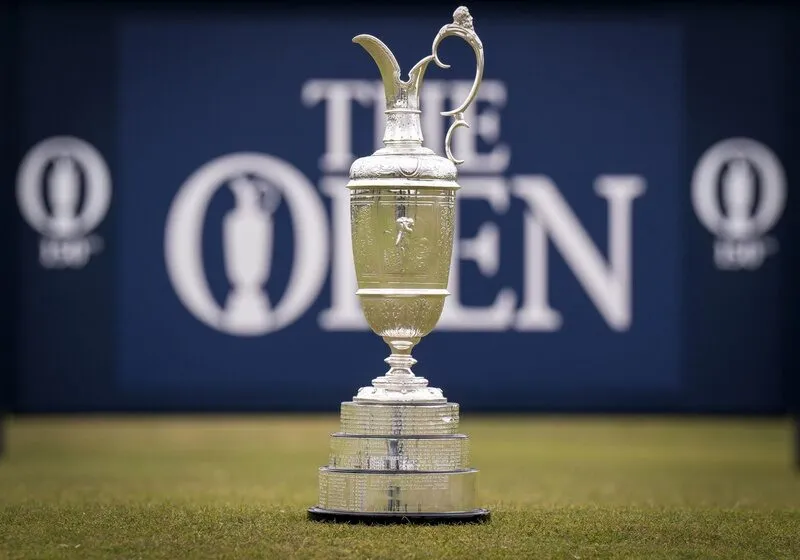 Chiếc cúp bạc Claret Jug được trao cho người chiến thắng