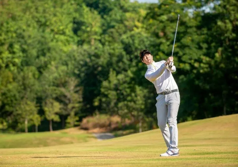 Một huấn luyện viên chuyên nghiệp sẽ giúp người chơi chỉnh sửa kỹ thuật swing, cải thiện kỹ năng putt và kiểm soát khoảng cách