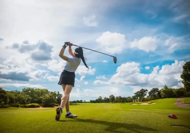 Một trong những lỗi phổ biến nhất là swing quá nhanh khiến cơ thể mất thăng bằng, dẫn đến đánh lệch bóng